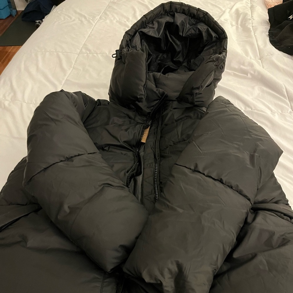 Gap woman black puffer coat. New with tags.